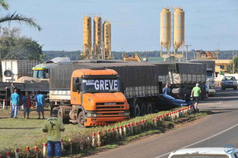 Caminhoneiros mantêm 37 pontos de bloqueio nas rodovias do MS, diz PRF