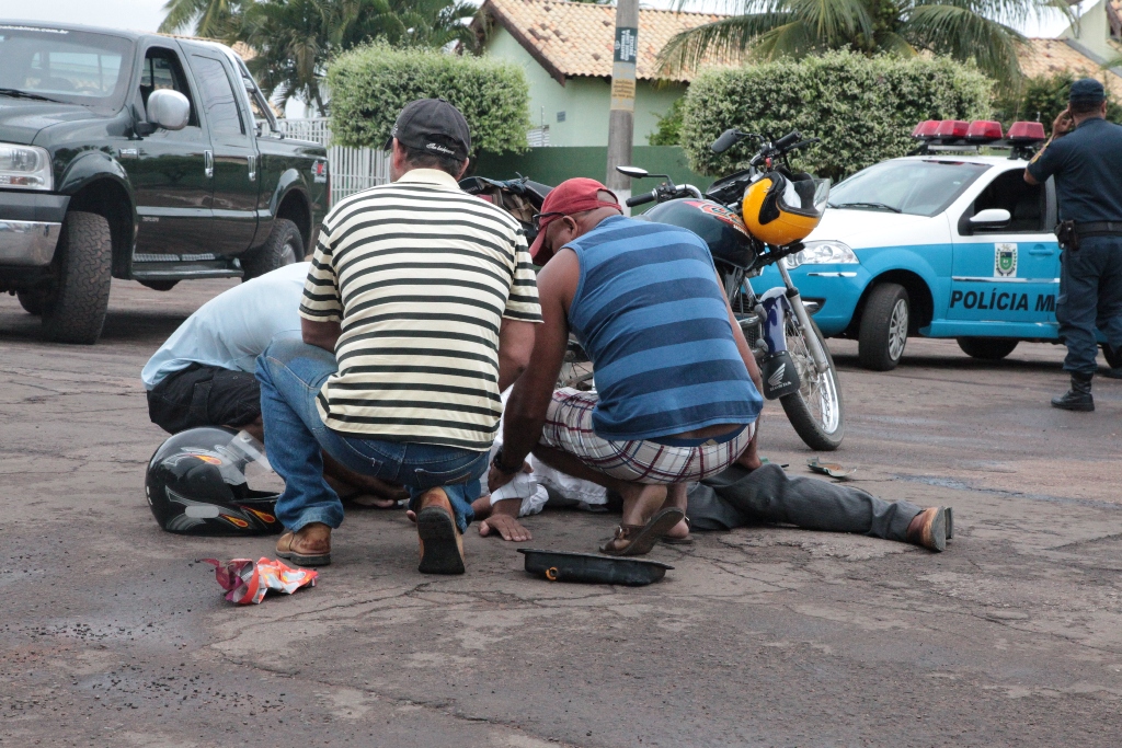 Empres Rio Invade Preferencial Colide Em Motocicleta E Deixa Dois