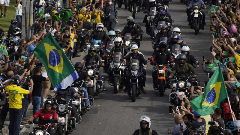 Motociclistas se aglomeram para passeio em apoio a Bolsonaro no Rio