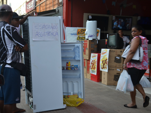 Revoltado, cliente põe geladeira com alimento estragado em frente a Movéis Romera