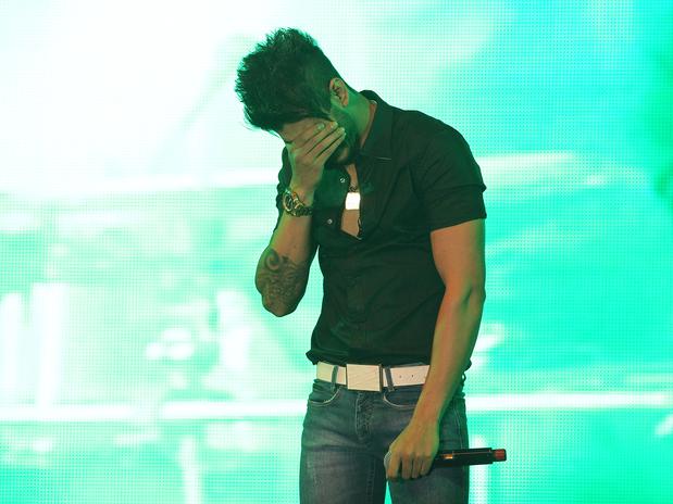 Gusttavo Lima desaba em 1º show após morte da irmã