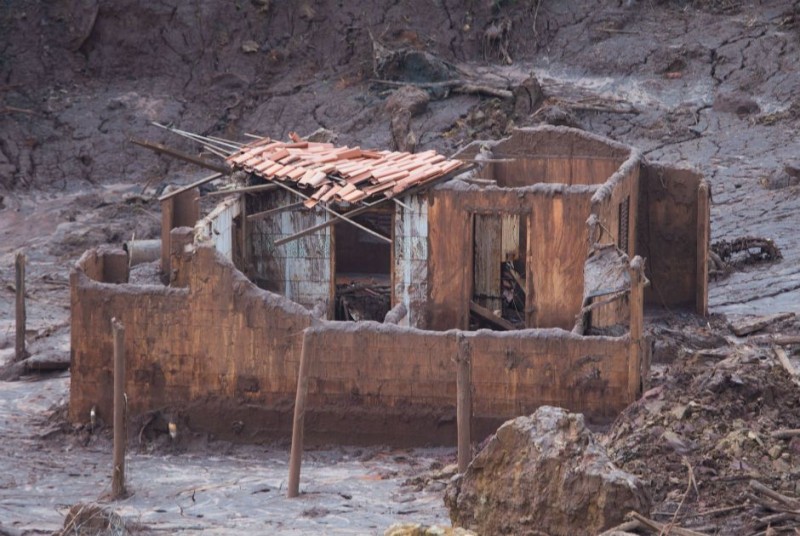 Um mês da tragédia - veja ações da polícia, MP, MPF, Justiça e Samarco