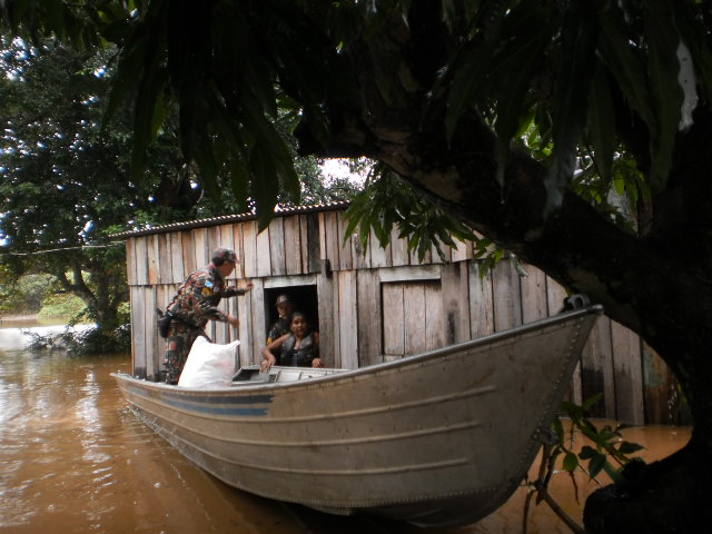 Polícia Ambiental resgata famílias desabrigadas pelas enchentes em Bela Vista