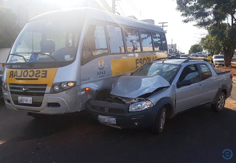 Colisão Entre ônibus Da APAE E Carro Resultam Apenas Em Danos Materiais ...