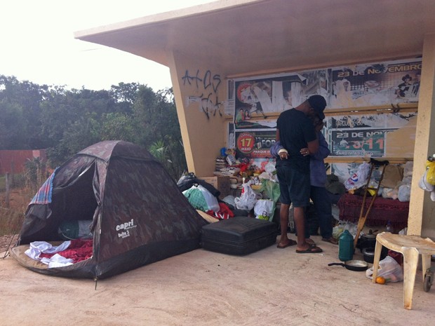 Faxineira larga filhos para morar com ex-preso em ponto de ônibus no DF