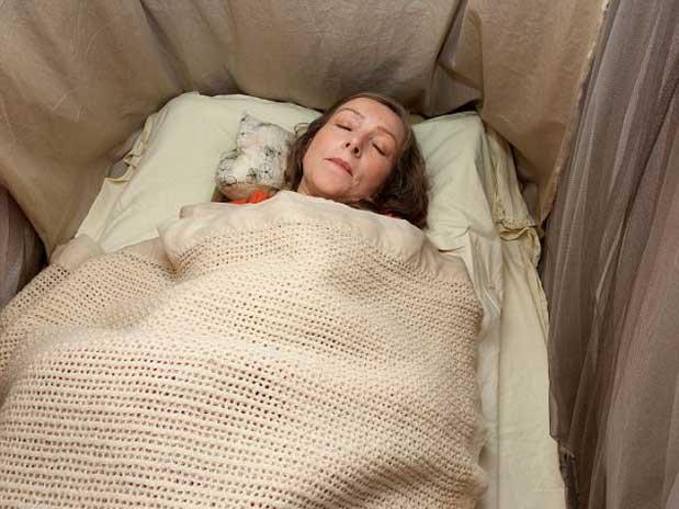 Alergia a tecnologia faz mulher viver em gaiola 18 horas por dia