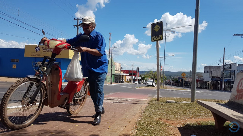 Aposentado consegue suspender proibição de idosos frequentarem comércio de Coxim