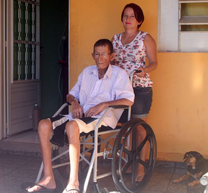 Prefeitura doa cadeira de rodas para idoso de Sonora