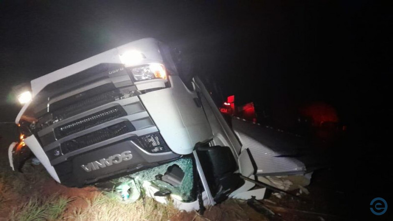 MS-240: Motorista morre e passageira fica ferida após caminhão capotar