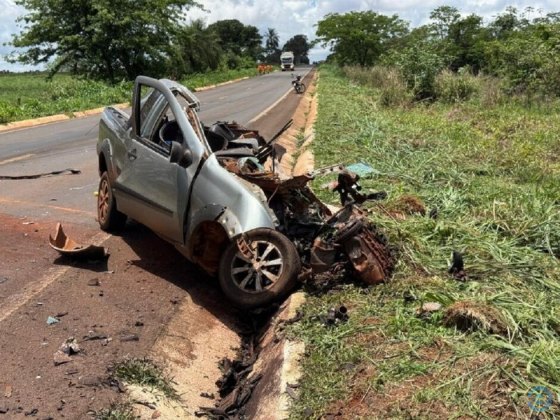 Motorista morre em batida frontal entre carro e carreta na BR-376